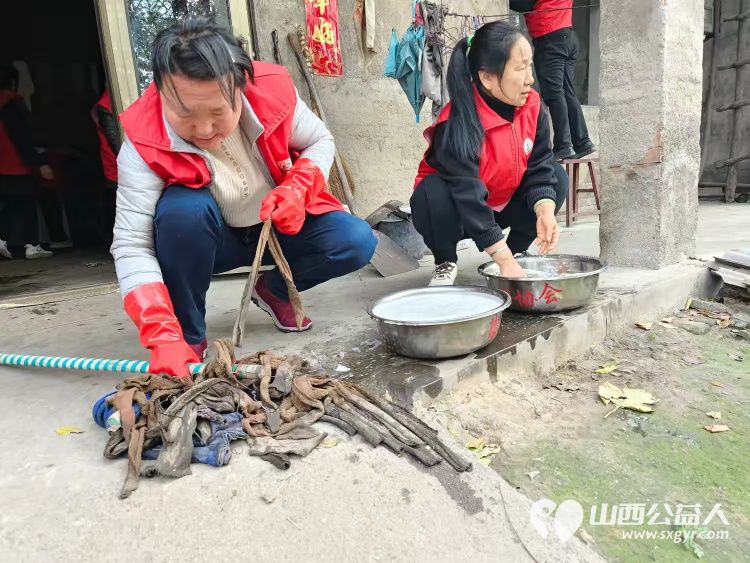 介休市敬老协会志愿者走进连福镇东湖龙村入户特困老人85岁马成保家中为老人理发收拾卫生并为老人包饺子送一份儿女般的关爱 - 第18张 - 山西公益人 介休市敬老协会志愿者走进连福镇东湖龙村入户特困老人85岁马成保家中为老人理发收拾卫生并为老人包饺子送一份儿女般的关爱 - 第18张