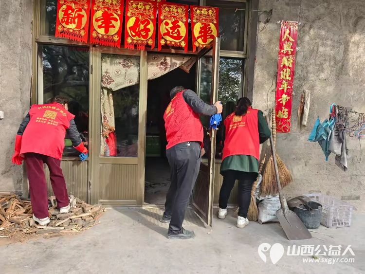 介休市敬老协会志愿者走进连福镇东湖龙村入户特困老人85岁马成保家中为老人理发收拾卫生并为老人包饺子送一份儿女般的关爱 - 第4张 - 山西公益人 介休市敬老协会志愿者走进连福镇东湖龙村入户特困老人85岁马成保家中为老人理发收拾卫生并为老人包饺子送一份儿女般的关爱 - 第4张