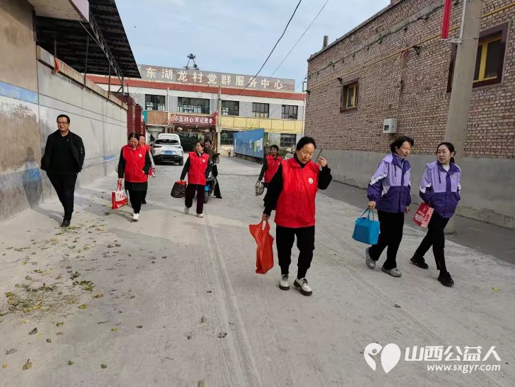 介休市敬老协会志愿者走进连福镇东湖龙村入户特困老人85岁马成保家中为老人理发收拾卫生并为老人包饺子送一份儿女般的关爱 - 第2张 - 山西公益人 介休市敬老协会志愿者走进连福镇东湖龙村入户特困老人85岁马成保家中为老人理发收拾卫生并为老人包饺子送一份儿女般的关爱 - 第2张