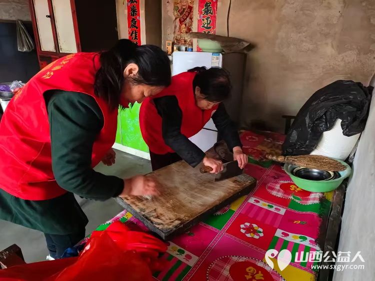 介休市敬老协会志愿者走进连福镇东湖龙村入户特困老人85岁马成保家中为老人理发收拾卫生并为老人包饺子送一份儿女般的关爱 - 第15张 - 山西公益人 介休市敬老协会志愿者走进连福镇东湖龙村入户特困老人85岁马成保家中为老人理发收拾卫生并为老人包饺子送一份儿女般的关爱 - 第15张