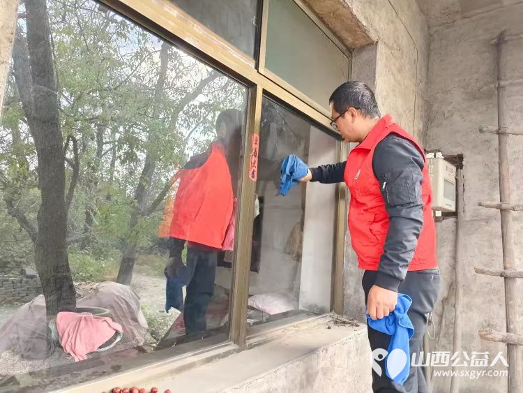 介休市敬老协会志愿者走进连福镇东湖龙村入户特困老人85岁马成保家中为老人理发收拾卫生并为老人包饺子送一份儿女般的关爱 - 第5张 - 山西公益人 介休市敬老协会志愿者走进连福镇东湖龙村入户特困老人85岁马成保家中为老人理发收拾卫生并为老人包饺子送一份儿女般的关爱 - 第5张