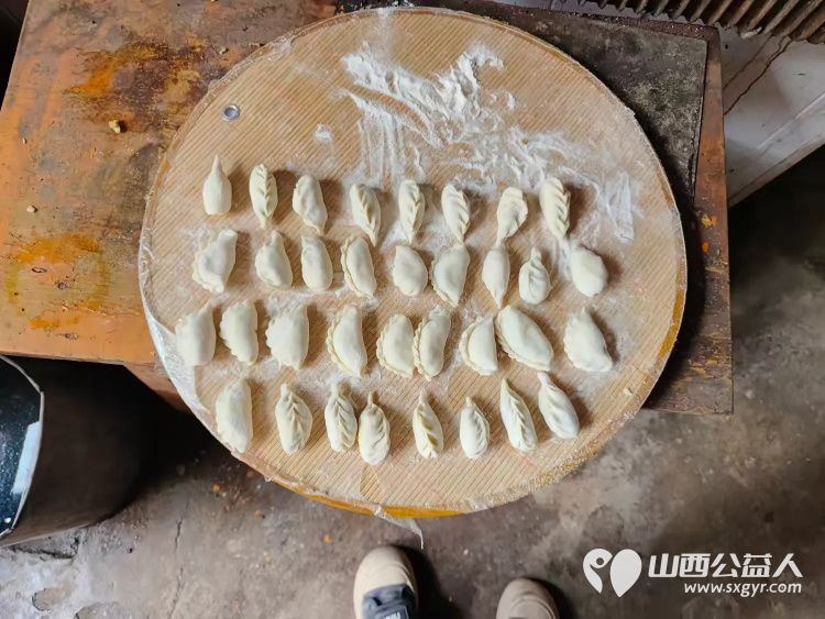 介休市敬老协会志愿者走进连福镇东湖龙村走进83岁特困老人史保明家中进行入户帮扶为老人理发打扫室内外卫生并为老人包了饺子 - 第12张 - 山西公益人 介休市敬老协会志愿者走进连福镇东湖龙村走进83岁特困老人史保明家中进行入户帮扶为老人理发打扫室内外卫生并为老人包了饺子 - 第12张