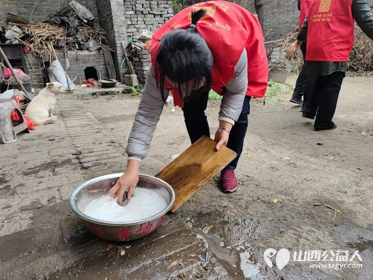 介休市敬老协会志愿者走进连福镇东湖龙村走进83岁特困老人史保明家中进行入户帮扶为老人理发打扫室内外卫生并为老人包了饺子 - 第17张 - 山西公益人 介休市敬老协会志愿者走进连福镇东湖龙村走进83岁特困老人史保明家中进行入户帮扶为老人理发打扫室内外卫生并为老人包了饺子 - 第17张