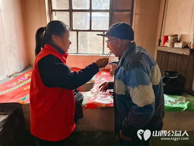 介休市敬老协会志愿者走进连福镇东湖龙村走进83岁特困老人史保明家中进行入户帮扶为老人理发打扫室内外卫生并为老人包了饺子 - 第13张 - 山西公益人 介休市敬老协会志愿者走进连福镇东湖龙村走进83岁特困老人史保明家中进行入户帮扶为老人理发打扫室内外卫生并为老人包了饺子 - 第13张