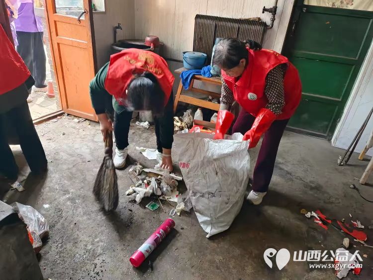 介休市敬老协会志愿者走进连福镇东湖龙村走进83岁特困老人史保明家中进行入户帮扶为老人理发打扫室内外卫生并为老人包了饺子 - 第22张 - 山西公益人 介休市敬老协会志愿者走进连福镇东湖龙村走进83岁特困老人史保明家中进行入户帮扶为老人理发打扫室内外卫生并为老人包了饺子 - 第22张