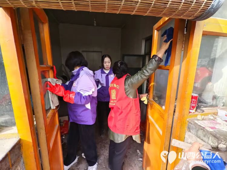 介休市敬老协会志愿者走进连福镇东湖龙村走进83岁特困老人史保明家中进行入户帮扶为老人理发打扫室内外卫生并为老人包了饺子 - 第6张 - 山西公益人 介休市敬老协会志愿者走进连福镇东湖龙村走进83岁特困老人史保明家中进行入户帮扶为老人理发打扫室内外卫生并为老人包了饺子 - 第6张