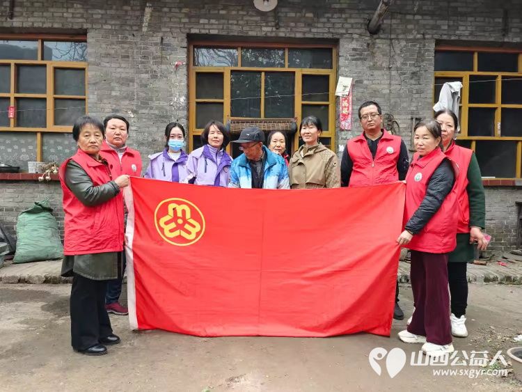介休市敬老协会志愿者走进连福镇东湖龙村走进83岁特困老人史保明家中进行入户帮扶为老人理发打扫室内外卫生并为老人包了饺子 - 第1张 - 山西公益人 介休市敬老协会志愿者走进连福镇东湖龙村走进83岁特困老人史保明家中进行入户帮扶为老人理发打扫室内外卫生并为老人包了饺子 - 第1张