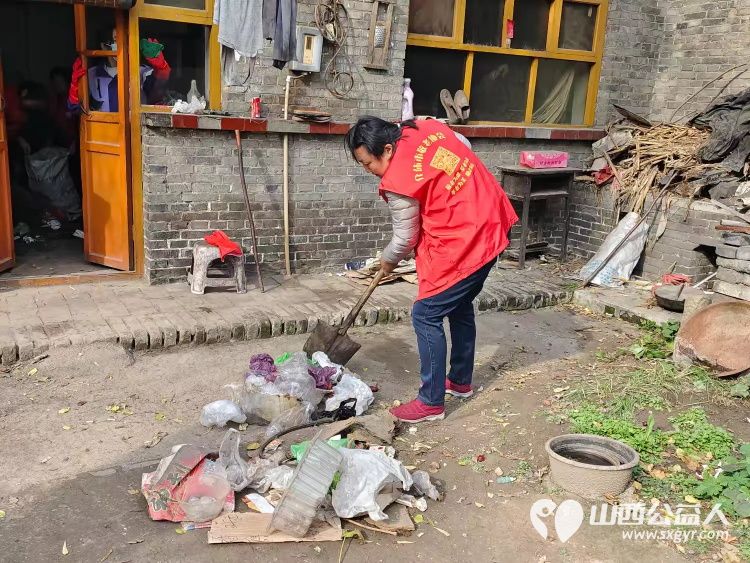 介休市敬老协会志愿者走进连福镇东湖龙村走进83岁特困老人史保明家中进行入户帮扶为老人理发打扫室内外卫生并为老人包了饺子 - 第21张 - 山西公益人 介休市敬老协会志愿者走进连福镇东湖龙村走进83岁特困老人史保明家中进行入户帮扶为老人理发打扫室内外卫生并为老人包了饺子 - 第21张