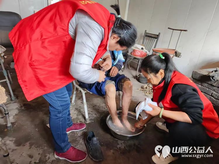 介休市敬老协会志愿者走进连福镇东湖龙村走进83岁特困老人史保明家中进行入户帮扶为老人理发打扫室内外卫生并为老人包了饺子 - 第4张 - 山西公益人 介休市敬老协会志愿者走进连福镇东湖龙村走进83岁特困老人史保明家中进行入户帮扶为老人理发打扫室内外卫生并为老人包了饺子 - 第4张