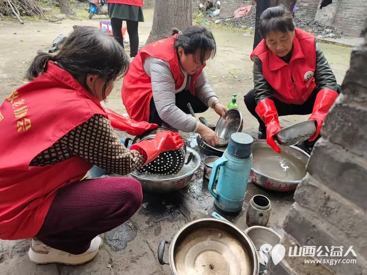 介休市敬老协会志愿者走进连福镇东湖龙村走进83岁特困老人史保明家中进行入户帮扶为老人理发打扫室内外卫生并为老人包了饺子 - 第15张 - 山西公益人 介休市敬老协会志愿者走进连福镇东湖龙村走进83岁特困老人史保明家中进行入户帮扶为老人理发打扫室内外卫生并为老人包了饺子 - 第15张