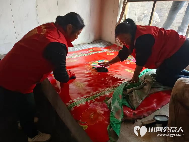 介休市敬老协会志愿者走进连福镇东湖龙村走进83岁特困老人史保明家中进行入户帮扶为老人理发打扫室内外卫生并为老人包了饺子 - 第18张 - 山西公益人 介休市敬老协会志愿者走进连福镇东湖龙村走进83岁特困老人史保明家中进行入户帮扶为老人理发打扫室内外卫生并为老人包了饺子 - 第18张