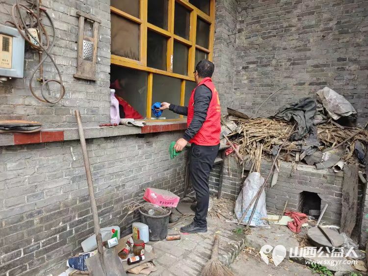 介休市敬老协会志愿者走进连福镇东湖龙村走进83岁特困老人史保明家中进行入户帮扶为老人理发打扫室内外卫生并为老人包了饺子 - 第7张 - 山西公益人 介休市敬老协会志愿者走进连福镇东湖龙村走进83岁特困老人史保明家中进行入户帮扶为老人理发打扫室内外卫生并为老人包了饺子 - 第7张