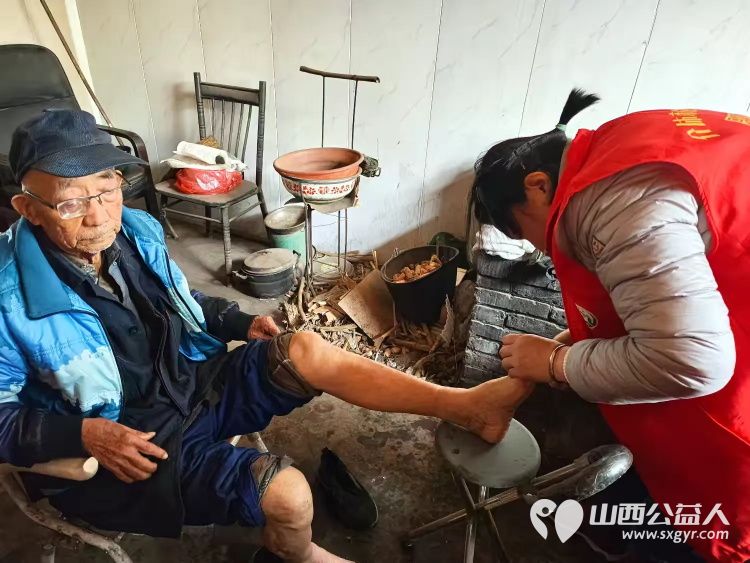 介休市敬老协会志愿者走进连福镇东湖龙村走进83岁特困老人史保明家中进行入户帮扶为老人理发打扫室内外卫生并为老人包了饺子 - 第5张 - 山西公益人 介休市敬老协会志愿者走进连福镇东湖龙村走进83岁特困老人史保明家中进行入户帮扶为老人理发打扫室内外卫生并为老人包了饺子 - 第5张