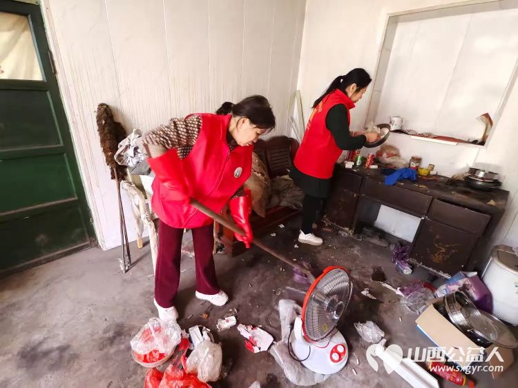 介休市敬老协会志愿者走进连福镇东湖龙村走进83岁特困老人史保明家中进行入户帮扶为老人理发打扫室内外卫生并为老人包了饺子 - 第14张 - 山西公益人 介休市敬老协会志愿者走进连福镇东湖龙村走进83岁特困老人史保明家中进行入户帮扶为老人理发打扫室内外卫生并为老人包了饺子 - 第14张