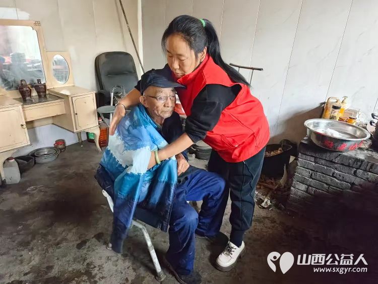 介休市敬老协会志愿者走进连福镇东湖龙村走进83岁特困老人史保明家中进行入户帮扶为老人理发打扫室内外卫生并为老人包了饺子 - 第3张 - 山西公益人 介休市敬老协会志愿者走进连福镇东湖龙村走进83岁特困老人史保明家中进行入户帮扶为老人理发打扫室内外卫生并为老人包了饺子 - 第3张