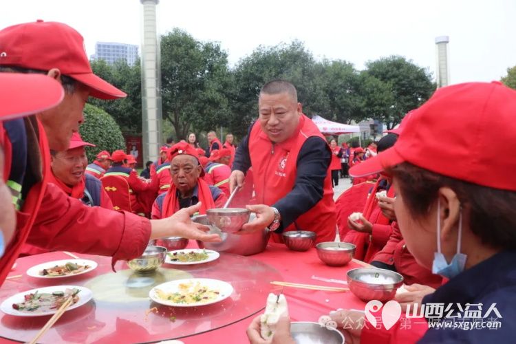 致敬最美环卫人 盐湖区第一时间志愿者协会承办,运城三馨食品有限公司、南风广场、南风购物中心协办的的爱心饺子宴情暖环卫工公益活动在南风广场举行 - 第15张 - 山西公益人 致敬最美环卫人 盐湖区第一时间志愿者协会承办,运城三馨食品有限公司、南风广场、南风购物中心协办的的爱心饺子宴情暖环卫工公益活动在南风广场举行 - 第15张