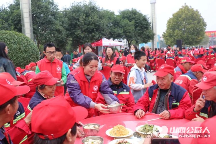 致敬最美环卫人 盐湖区第一时间志愿者协会承办,运城三馨食品有限公司、南风广场、南风购物中心协办的的爱心饺子宴情暖环卫工公益活动在南风广场举行 - 第16张 - 山西公益人 致敬最美环卫人 盐湖区第一时间志愿者协会承办,运城三馨食品有限公司、南风广场、南风购物中心协办的的爱心饺子宴情暖环卫工公益活动在南风广场举行 - 第16张