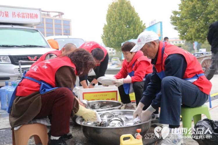 致敬最美环卫人 盐湖区第一时间志愿者协会承办,运城三馨食品有限公司、南风广场、南风购物中心协办的的爱心饺子宴情暖环卫工公益活动在南风广场举行 - 第21张 - 山西公益人 致敬最美环卫人 盐湖区第一时间志愿者协会承办,运城三馨食品有限公司、南风广场、南风购物中心协办的的爱心饺子宴情暖环卫工公益活动在南风广场举行 - 第21张