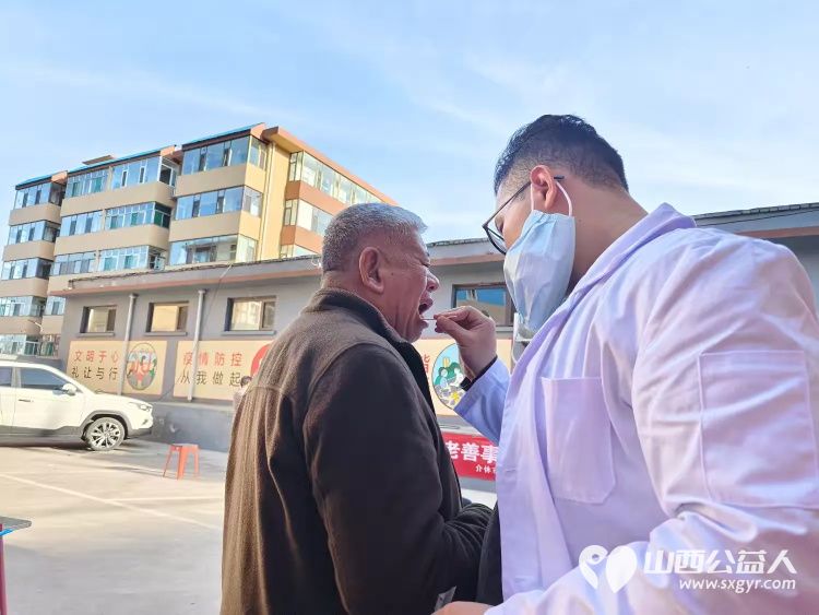 健康活动暖人心介休市敬老协会10月29日组织志愿者走进东南街道迎翠街社区服务老人理发义诊 - 第11张 - 山西公益人 健康活动暖人心介休市敬老协会10月29日组织志愿者走进东南街道迎翠街社区服务老人理发义诊 - 第11张