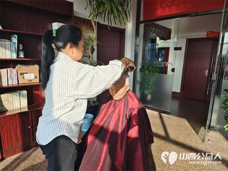 健康活动暖人心介休市敬老协会10月29日组织志愿者走进东南街道迎翠街社区服务老人理发义诊 - 第18张 - 山西公益人 健康活动暖人心介休市敬老协会10月29日组织志愿者走进东南街道迎翠街社区服务老人理发义诊 - 第18张