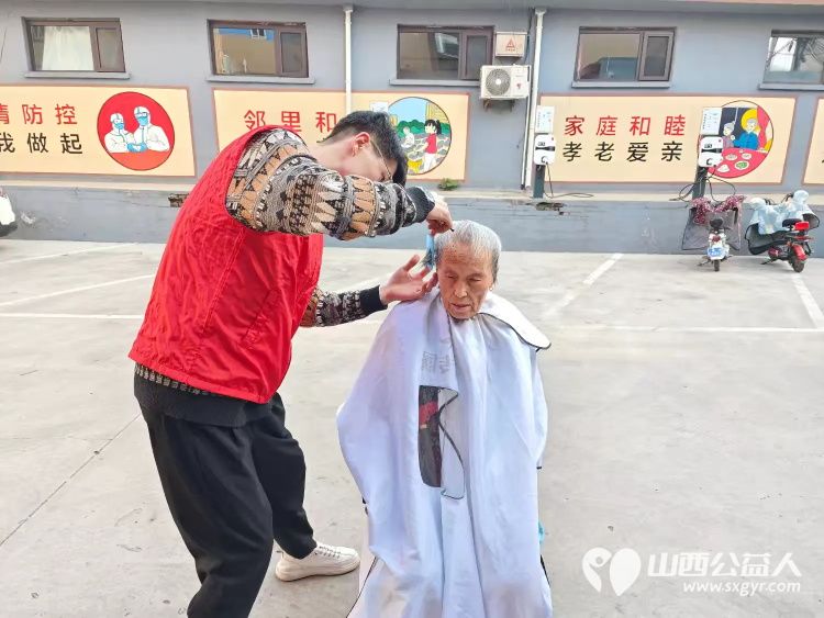 健康活动暖人心介休市敬老协会10月29日组织志愿者走进东南街道迎翠街社区服务老人理发义诊 - 第8张 - 山西公益人 健康活动暖人心介休市敬老协会10月29日组织志愿者走进东南街道迎翠街社区服务老人理发义诊 - 第8张