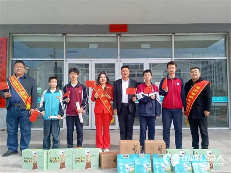 澳门会芳国际贸易促进会会长、太原好人张会芳携山西晋农会公司、山西中清新能源公司慰问宁武县孤儿单亲学生 - 第2张 - 山西公益人 澳门会芳国际贸易促进会会长、太原好人张会芳携山西晋农会公司、山西中清新能源公司慰问宁武县孤儿单亲学生 - 第2张