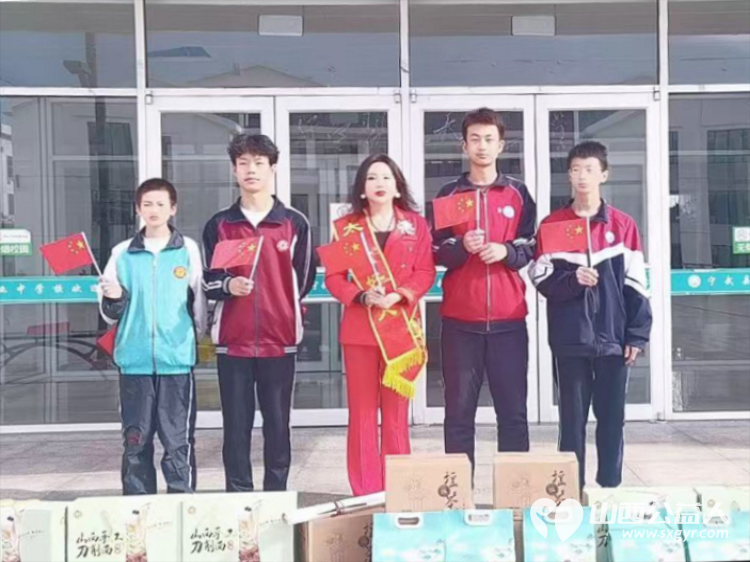 澳门会芳国际贸易促进会会长、太原好人张会芳携山西晋农会公司、山西中清新能源公司慰问宁武县孤儿单亲学生 - 第4张 - 山西公益人 澳门会芳国际贸易促进会会长、太原好人张会芳携山西晋农会公司、山西中清新能源公司慰问宁武县孤儿单亲学生 - 第4张