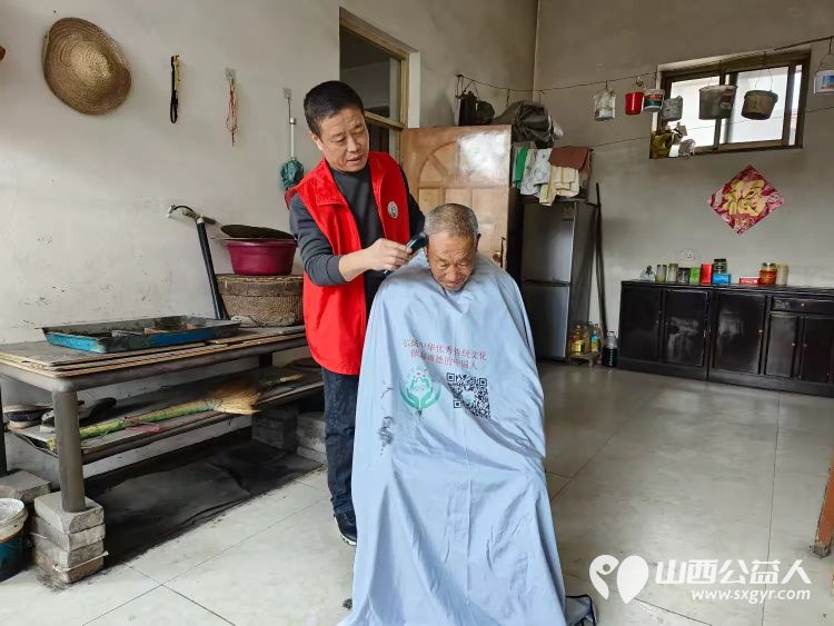 介休市敬老协会志愿者走进宋古乡宋安村入户83岁特困老人侯明海家中 - 第2张 - 山西公益人 介休市敬老协会志愿者走进宋古乡宋安村入户83岁特困老人侯明海家中 - 第2张