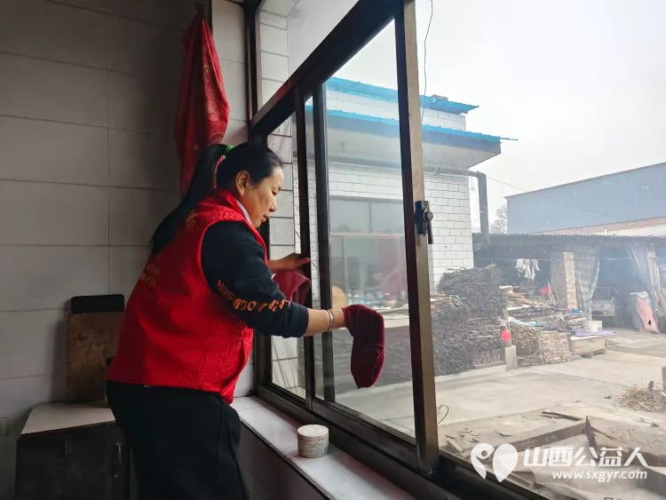 介休市敬老协会志愿者走进宋古乡宋安村入户83岁特困老人侯明海家中 - 第9张 - 山西公益人 介休市敬老协会志愿者走进宋古乡宋安村入户83岁特困老人侯明海家中 - 第9张