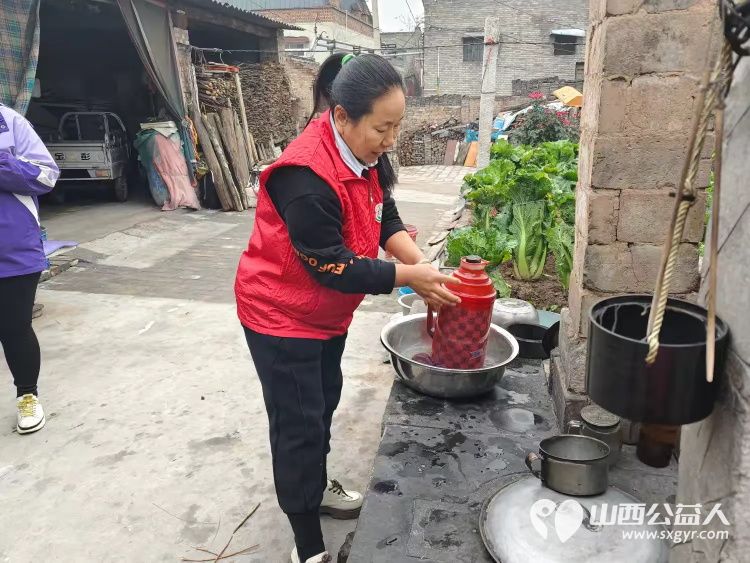 介休市敬老协会志愿者走进宋古乡宋安村入户83岁特困老人侯明海家中 - 第18张 - 山西公益人 介休市敬老协会志愿者走进宋古乡宋安村入户83岁特困老人侯明海家中 - 第18张