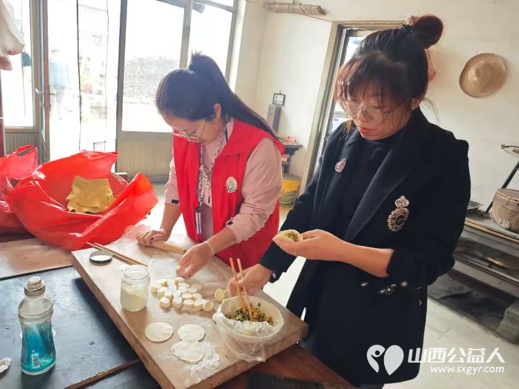 介休市敬老协会志愿者走进宋古乡宋安村入户83岁特困老人侯明海家中 - 第11张 - 山西公益人 介休市敬老协会志愿者走进宋古乡宋安村入户83岁特困老人侯明海家中 - 第11张