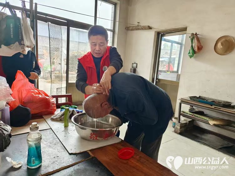 介休市敬老协会志愿者走进宋古乡宋安村入户83岁特困老人侯明海家中 - 第3张 - 山西公益人 介休市敬老协会志愿者走进宋古乡宋安村入户83岁特困老人侯明海家中 - 第3张