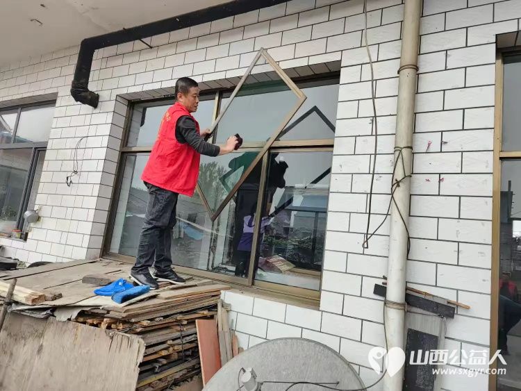 介休市敬老协会志愿者走进宋古乡宋安村入户83岁特困老人侯明海家中 - 第8张 - 山西公益人 介休市敬老协会志愿者走进宋古乡宋安村入户83岁特困老人侯明海家中 - 第8张