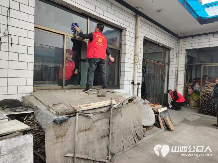 介休市敬老协会志愿者走进宋古乡宋安村入户83岁特困老人侯明海家中 - 第7张 - 山西公益人 介休市敬老协会志愿者走进宋古乡宋安村入户83岁特困老人侯明海家中 - 第7张