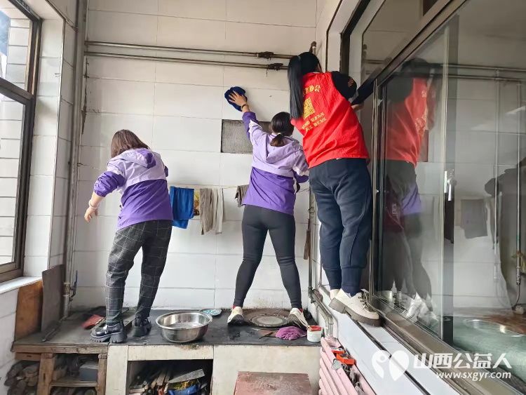 介休市敬老协会志愿者走进宋古乡宋安村入户83岁特困老人侯明海家中 - 第6张 - 山西公益人 介休市敬老协会志愿者走进宋古乡宋安村入户83岁特困老人侯明海家中 - 第6张