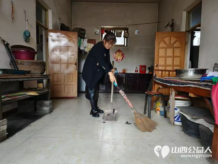 介休市敬老协会志愿者走进宋古乡宋安村入户83岁特困老人侯明海家中 - 第14张 - 山西公益人 介休市敬老协会志愿者走进宋古乡宋安村入户83岁特困老人侯明海家中 - 第14张