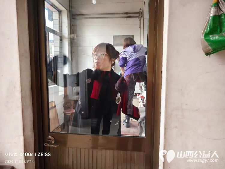 介休市敬老协会志愿者走进宋古乡宋安村入户83岁特困老人侯明海家中 - 第5张 - 山西公益人 介休市敬老协会志愿者走进宋古乡宋安村入户83岁特困老人侯明海家中 - 第5张