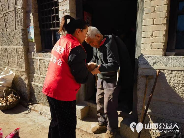 汇聚公益力量缔造幸福家园 长治圆梦公益协会志愿者们去平顺县芦芽村看望孤寡老人赠送棉衣棉被食品和生活用品 - 第30张
