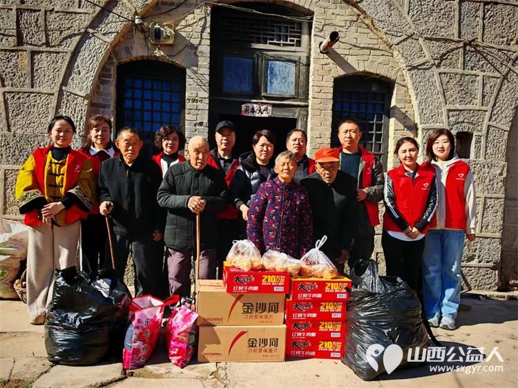 汇聚公益力量缔造幸福家园 长治圆梦公益协会志愿者们去平顺县芦芽村看望孤寡老人赠送棉衣棉被食品和生活用品 - 第2张