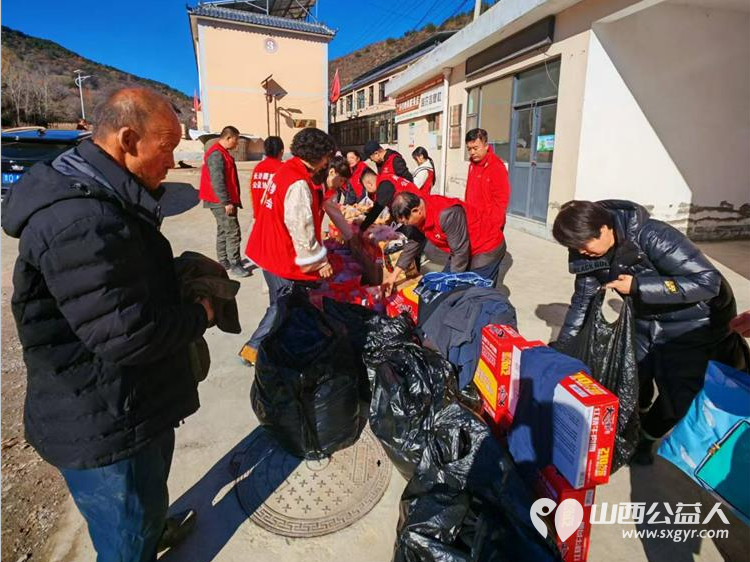 汇聚公益力量缔造幸福家园 长治圆梦公益协会志愿者们去平顺县芦芽村看望孤寡老人赠送棉衣棉被食品和生活用品 - 第17张