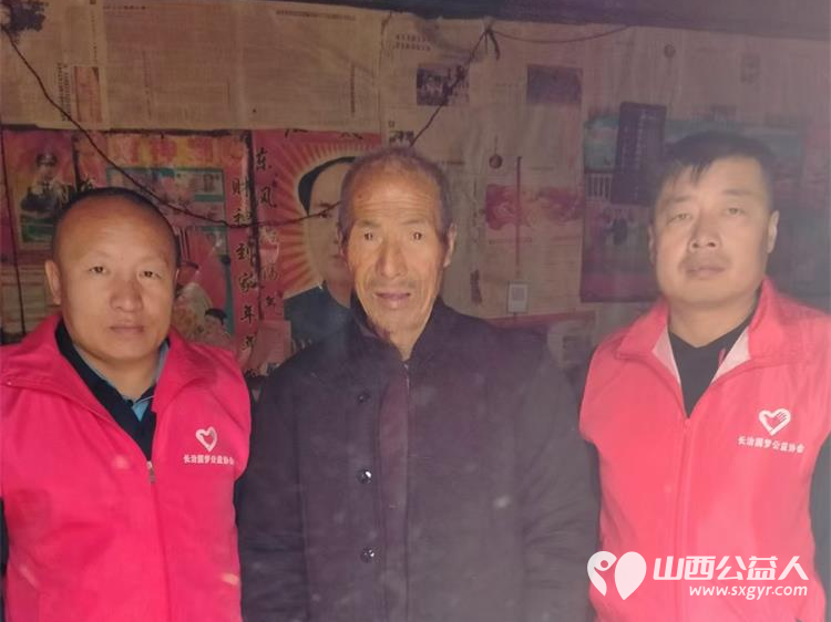 汇聚公益力量缔造幸福家园 长治圆梦公益协会志愿者们去平顺县芦芽村看望孤寡老人赠送棉衣棉被食品和生活用品 - 第8张