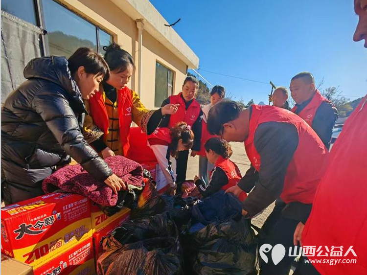 汇聚公益力量缔造幸福家园 长治圆梦公益协会志愿者们去平顺县芦芽村看望孤寡老人赠送棉衣棉被食品和生活用品 - 第13张