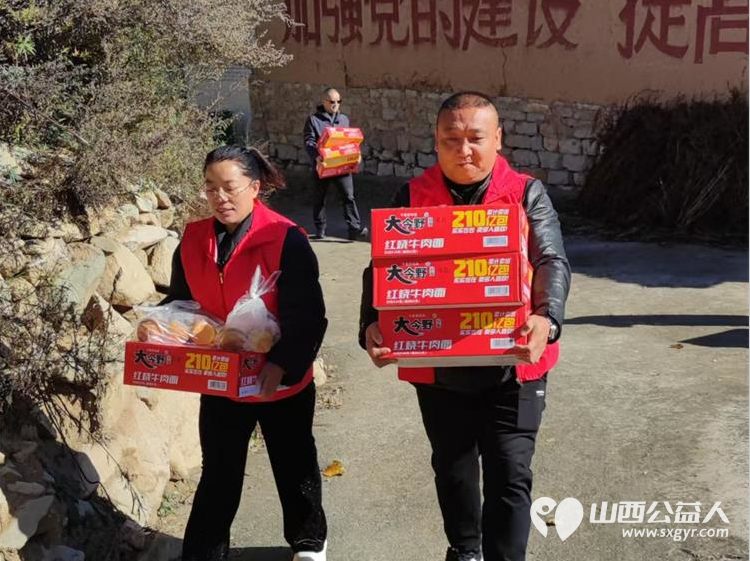 汇聚公益力量缔造幸福家园 长治圆梦公益协会志愿者们去平顺县芦芽村看望孤寡老人赠送棉衣棉被食品和生活用品 - 第10张