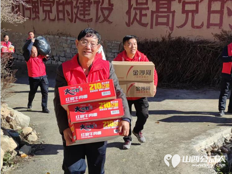 汇聚公益力量缔造幸福家园 长治圆梦公益协会志愿者们去平顺县芦芽村看望孤寡老人赠送棉衣棉被食品和生活用品 - 第9张