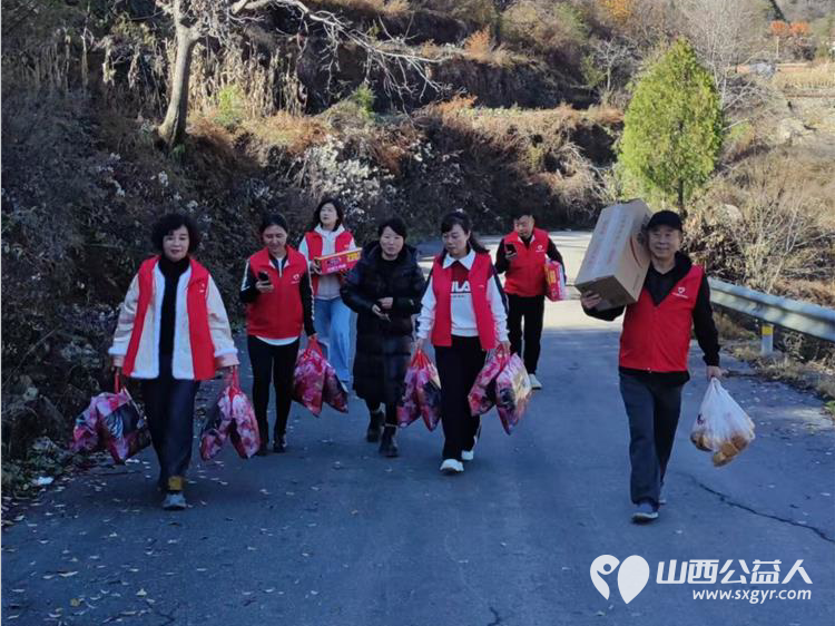 汇聚公益力量缔造幸福家园 长治圆梦公益协会志愿者们去平顺县芦芽村看望孤寡老人赠送棉衣棉被食品和生活用品 - 第3张