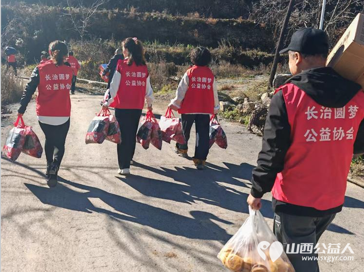 汇聚公益力量缔造幸福家园 长治圆梦公益协会志愿者们去平顺县芦芽村看望孤寡老人赠送棉衣棉被食品和生活用品 - 第6张