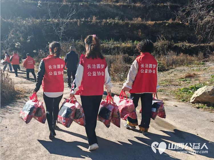 汇聚公益力量缔造幸福家园 长治圆梦公益协会志愿者们去平顺县芦芽村看望孤寡老人赠送棉衣棉被食品和生活用品 - 第5张