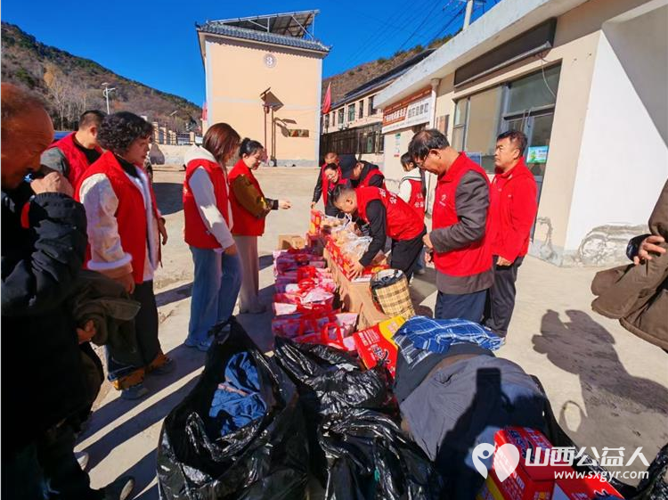 汇聚公益力量缔造幸福家园 长治圆梦公益协会志愿者们去平顺县芦芽村看望孤寡老人赠送棉衣棉被食品和生活用品 - 第15张