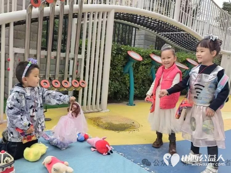 盐湖区第四实验幼儿园“小家·大国----童心探科学畅享家国情”游园爱心义卖活动圆满落幕善款助力公益事业 - 第4张 - 山西公益人 盐湖区第四实验幼儿园“小家·大国----童心探科学畅享家国情”游园爱心义卖活动圆满落幕善款助力公益事业 - 第4张