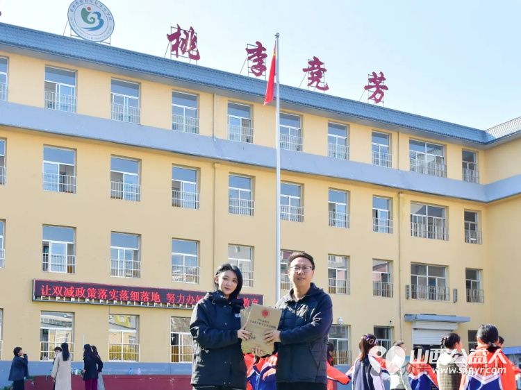 忻府区新的社会阶层人士联合会积极开展公益活动,将“少年急救官”公益海报进校园传递爱心与知识 - 第1张 - 山西公益人 忻府区新的社会阶层人士联合会积极开展公益活动,将“少年急救官”公益海报进校园传递爱心与知识 - 第1张